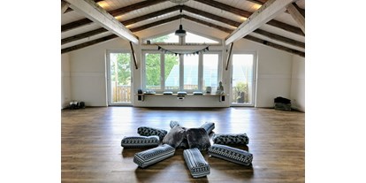 Yogakurs - vorhandenes Yogazubehör: Yogamatten - Binnenland - Yin Yoga, sowie Entspannungskurse - & Workshops - ZeitRaum im Norden