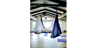 Yoga course - geeignet für: Blinde- und Sehbehinderte - Hollingstedt (Kreis Schleswig-Flensburg) - Aerial Yin Yoga Kurse & Workshops für Erwachsene & Kinder  - ZeitRaum im Norden