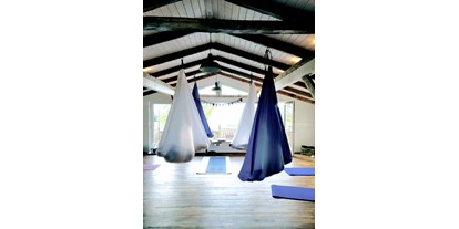 Yogakurs - vorhandenes Yogazubehör: Decken - Schleswig-Holstein - Aerial Yin Yoga Kurse & Workshops für Erwachsene & Kinder  - ZeitRaum im Norden