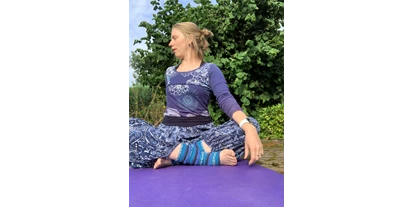 Yoga course - vorhandenes Yogazubehör: Decken - Germany - Yoga draußen Sommer 2021  - Yoga By Karo - Karoline Borth