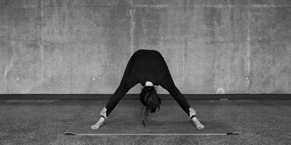 Yogakurs - vorhandenes Yogazubehör: Stühle - Lüneburger Heide - Yoga-Klasse