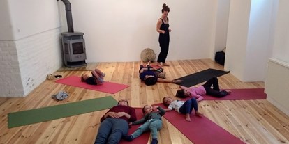 Yoga course - vorhandenes Yogazubehör: Decken - Austria - kids yoga relaxation - Yogaji Studio