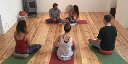 Yoga course - vorhandenes Yogazubehör: Yogablöcke - practice - Yogaji Studio