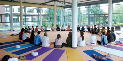 Yoga course - Ambiente: Gemütlich - Yogalehrer Vorbereitung - Erfahre alles über die Yogalehrer Ausbildung