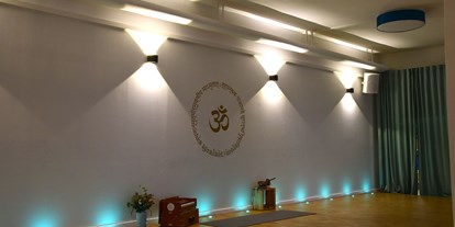 Yoga course - Ausstattung: Yogashop - Binnenland - Yogaraum - Sangha Yoga Lübeck
