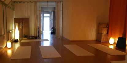 Yogakurs - Ausstattung: Yogabücher - Köln Lindenthal - Der Yogaraum.  - Om my Yoga