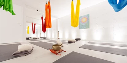 Yogakurs - vorhandenes Yogazubehör: Yogablöcke - Nordrhein-Westfalen - Aerialyoga bei yogaleben Krefeld - Yogalebenkrefeld