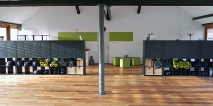 Yoga course - Hamburg-Umland - Das Yoga Studio ist mit Echtholzparkett und Fußbodenheizung ausgestattet.  - BeWell Yoga Studio