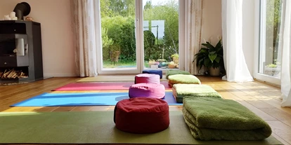 Yoga course - Art der Yogakurse: Probestunde möglich - Hennef - Yogaraum mit viel Licht - Pracaya | Yoga  Stresslösungen  Lebensberatung