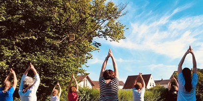 Yogakurs - spezielle Yogaangebote: Yogatherapie - Yoga im Freien - Geiselhöring 2019 - LebensManufaktur & YogaRaum