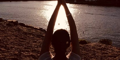Yogakurs - spezielle Yogaangebote: Yogatherapie - Einzelstunde "Personal Yoga" am Abend... just for you! - LebensManufaktur & YogaRaum