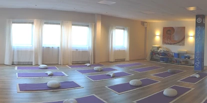 Yoga course - Germany - Unser schöner, lichtdurchfluteter Kursraum lädt zum üben und entspannen geradezu ein. 
Wir haben viele Fenster, ein schönes Ambiente, eine schönes Lichtkonzept, warme Räume ...
einfach eine wunderbare Schwingung im Raum - Yogalounge Herrenberg - Ute Kneißler