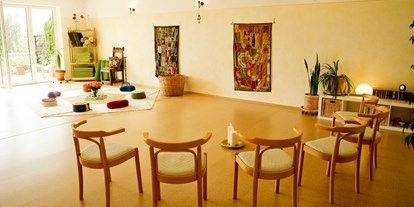Yoga course - Art der Yogakurse: Community Yoga (auf Spendenbasis)  - Hesse - Die bodentiefen Fenster tauchen den Raum in Licht und Wärme. - Yoga & Coaching Limburg