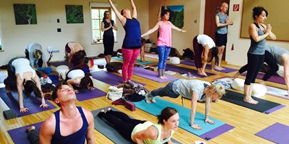 Yoga course - vorhandenes Yogazubehör: Stühle - be better YOGA Lehrerausbildung, Modul A/20