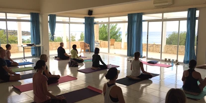 Yogakurs - vorhandenes Yogazubehör: Sitz- / Meditationskissen - be better YOGA Lehrerausbildung, Modul B/20
