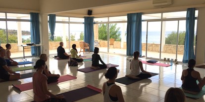 Yogakurs - Ambiente: Große Räumlichkeiten - be better YOGA Lehrerausbildung, Modul B/20
