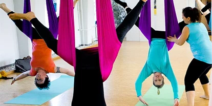 Yogakurs - vorhandenes Yogazubehör: Yogamatten - Kiel Wik - Aerial Yoga ist für Anfänger und Fortgeschrittene gleichermaßen geeignet. Trage dich hier zum Newsletter ein und du bekommst alle Termine zu Kursen, Workshops, Ausbildungen und Angeboten:
http://aerial-yoga-kiel.de/   - Aerial Yoga Ausbildung mit Nicole Quast-Prell