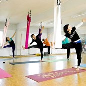 Yoga - Mit Aerial Yoga kann der ganze Körper auf neue Weise gedehnt werden. Trage dich hier zum Newsletter ein und du bekommst alle Termine zu Kursen, Workshops, Ausbildungen und Angeboten:
http://aerial-yoga-kiel.de/   - Aerial Yoga Ausbildung mit Nicole Quast-Prell