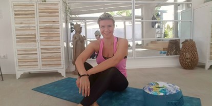Yoga course - vorhandenes Yogazubehör: Yogablöcke - Oberbayern - Kurz zu mir: 
Ich bin leidenschaftliche Lehrerin für Ashtanga Yoga, Flow, Areal Yoga sowie Geburts- & Rückbildungsyoga - Yoga Parinama - Online-Yoga-Kurse & Vor Ort Kurse