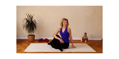 Yoga course - geeignet für: Anfänger - Der Drehsitz - Ardha Matsyendrasana
Kräftigt die Rückenmuskulatur, hält die Wirbelsäule flexibel, wirkt beruhigend.
 - Anja Bornholdt - Yoga in Germersheim
