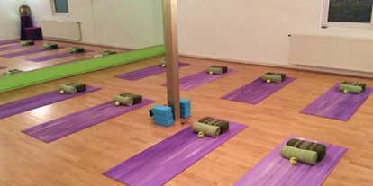 Yoga course - Ambiente: Kleine Räumlichkeiten - Falkensee - Ofra Moustakis/ *1001 Asana Yoga*