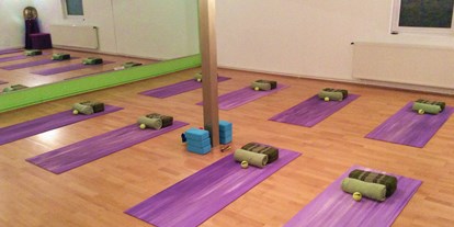 Yogakurs - Art der Yogakurse: Offene Kurse (Einstieg jederzeit möglich) - Ofra Moustakis/ *1001 Asana Yoga*