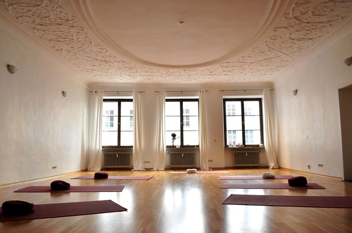 yoga - https://scontent.xx.fbcdn.net/hphotos-xat1/t31.0-8/s720x720/12232675_1641567496125102_8735371678626706569_o.jpg - Yogazentrum Landshut