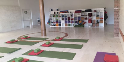 Yoga course - Ambiente: Große Räumlichkeiten - Chemnitz Zentrum - YOGABASICS Silvio Fritzsche