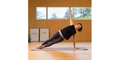 Yoga course - vorhandenes Yogazubehör: Yogablöcke - Region Hausruck - Seitstütz (Vasishthasana) - Ganzkörperkräftigung - Yoga Garten