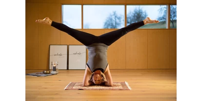 Yoga course - Ambiente: Gemütlich - Region Hausruck - Kopfstand Variante (Shirshasana) - aktiviert und fördert die Durchblutung im gesamten Körper - Yoga Garten