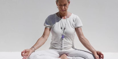 Yoga course - vorhandenes Yogazubehör: Sitz- / Meditationskissen - Köln Mülheim - Licence To Change - Yogatherapie und psychologisches Coaching