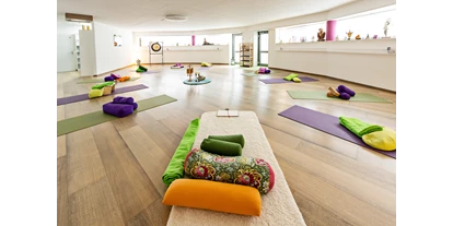 Yogakurs - geeignet für: Anfänger - Geräumiges, modernes Yogastudio.
Gruppengröße max 10 Teilnehmer:innen pro Kurs - Ois is Yoga