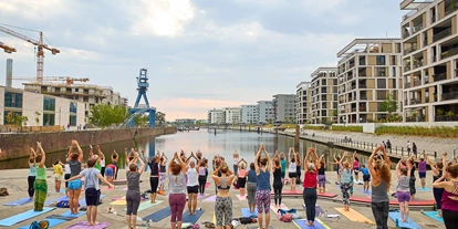 Yoga course - spezielle Yogaangebote: Yogatherapie - Maintal Dörnigheim - 108 Sonnengrüße an der Hafentreppe in Offenbach am Main - Samana Yoga - Rebalancing Life! in Offenbach