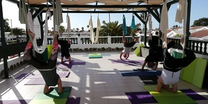 Yoga course - vorhandenes Yogazubehör: Decken - Spain - Aerial Yoga auf der Dachterrasse - Pranapure Yoga Maspalomas