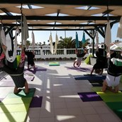 yoga - Aerial Yoga auf der Dachterrasse - Pranapure Yoga Maspalomas