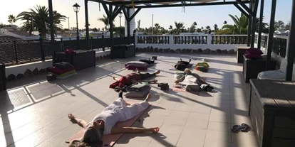 Yoga course - vorhandenes Yogazubehör: Decken - Spain - Yoga auf der Dachterrasse - Pranapure Yoga Maspalomas