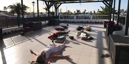 Yoga course - vorhandenes Yogazubehör: Decken - Gran Canaria - Yoga auf der Dachterrasse - Pranapure Yoga Maspalomas