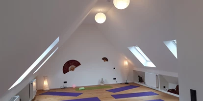 Yogakurs - Ambiente: Große Räumlichkeiten - Mommenheim - WILLKOMMEN BEI ASAna Yoga Studio - 55129 Mainz Hechstheim - ASana Yoga Mainz