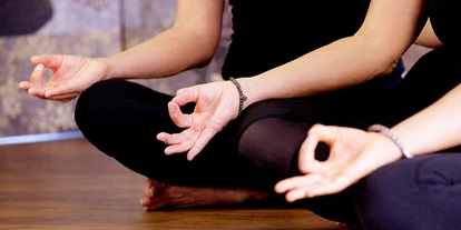 Yoga course - vorhandenes Yogazubehör: Yogablöcke - Namasté im Yogaraum - deinem Studio für inspirierenden und authentischen modernenen Yogaunterricht in Ravensburg.  - Yogaraum Ravensburg / Ina Bubik