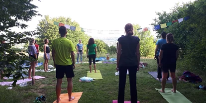 Yoga course - Kurse für bestimmte Zielgruppen: Kurse für Kinder - Regensburg Innenstadt - Bei unserem Yoga Open Air Sommer aufgenommen, wunderbar!  - Natalie Merl - Yoga & Körpertherapie 