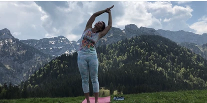 Yoga course - vorhandenes Yogazubehör: Yogagurte - Bad Tölz - Mini Retreat: Wandern & Yoga verspricht Erholung und Regeneration in wunderschöner Natur! - Michaela Schötz - Isaryogis