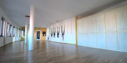 Yoga course - vorhandenes Yogazubehör: Yogagurte - Brühl (Rhein-Erft-Kreis) - Blick in den Übungsraum unseres Studios. - Anuyoga