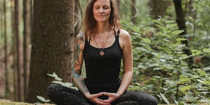 Yoga course - Kurse mit Förderung durch Krankenkassen - Dresden Cotta - Wenn wir uns mit der Natur verbinden, verbinden wir uns auch (wieder) mit unserer eigenen Natur. - Sanfte Kriegerin - Yvonne Sanders