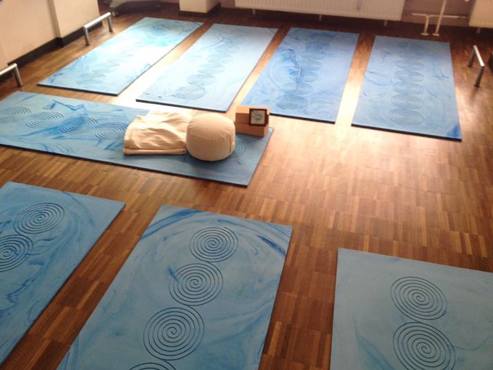 yoga - https://scontent.xx.fbcdn.net/hphotos-xlf1/v/t1.0-0/p180x540/11427200_829513240435417_6733255216244906239_n.jpg?oh=ed4bea65effc9e62a021aaa2ebee493f&oe=575CC699 - Yogaraum München