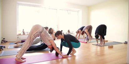 Yoga course - Yogastil: Vinyasa Flow - München Sendling - YogaBee Studio