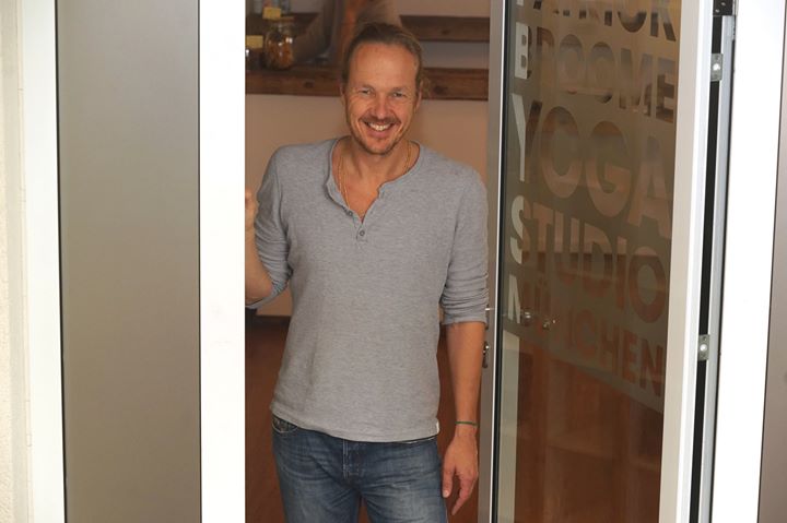 Yoga - https://scontent.xx.fbcdn.net/hphotos-xlf1/t31.0-8/s720x720/10987633_818491578236695_3381446904736248161_o.jpg - Patrick Broome Yoga