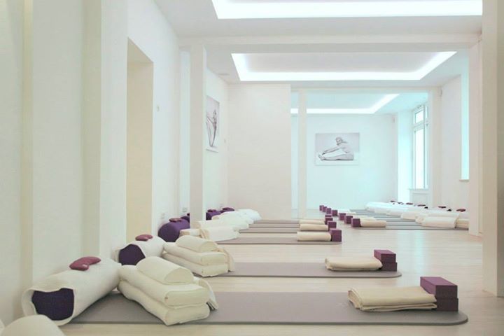 yoga - https://scontent.xx.fbcdn.net/hphotos-xpa1/v/t1.0-0/p480x480/11694110_1619374338335263_3942234464983536784_n.jpg?oh=8b2d52c6076994273079c5a20d6dd2be&oe=5755F677 - Merry Yoga