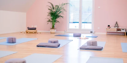Yogakurs - Kurse für bestimmte Zielgruppen: Rückbildungskurse (Postnatal) - Stutensee - Der große Übungsraum  - Yogalounge Nicole Veith