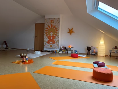 Yoga course - vorhandenes Yogazubehör: Yogagurte - Stelle - Yogastudio  - Diana Kipper Yoga