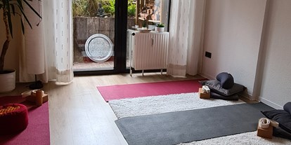 Yogakurs - Ruhrgebiet - "Yoga, Tee & Achtsamkeit" - Meditationsabende
freitags

"Mein Yogaraum"
Felheuerstr. 54
44319 Dortmund - Kurl

 - Carola May, Felt - " YOGI IN THE HOUSE"